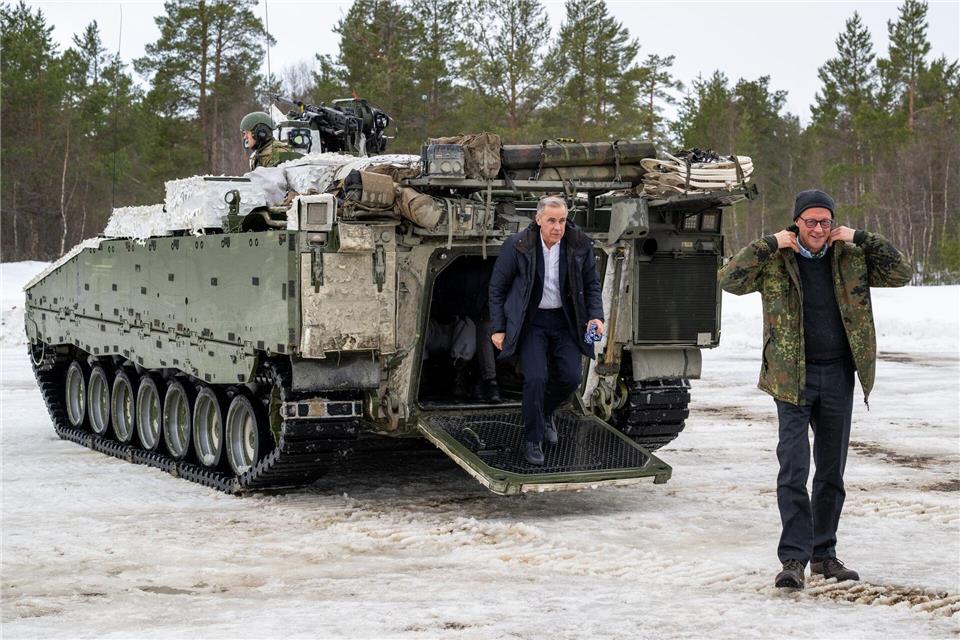 Kanzler Merz und Kanadas Premier gemeinsam bei der Übung „Cold Response“.Soeren Stache/dpa