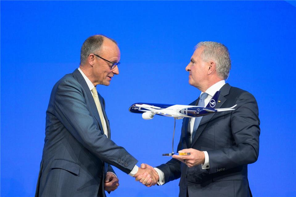 Kanzler Merz und Lufthansa-Chef Spohr.  Hannes P. Albert/dpa