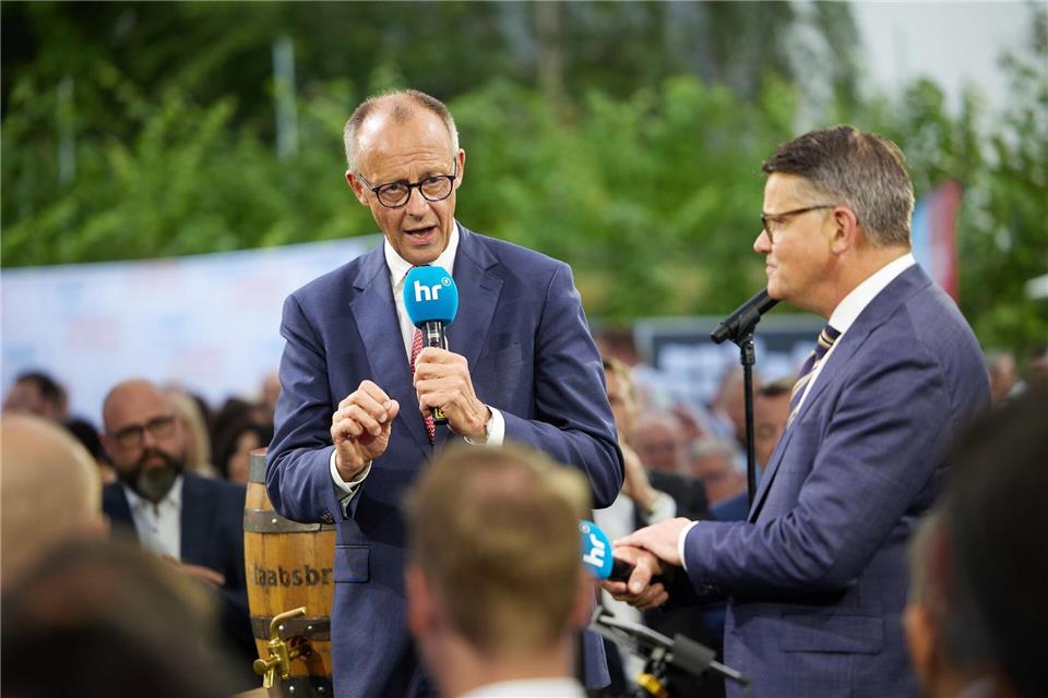 Kanzler Merz und Ministerpräsident Rhein im Sommer beim Hessenfest in Berlin. (Archivbild) Joerg Carstensen/dpa
