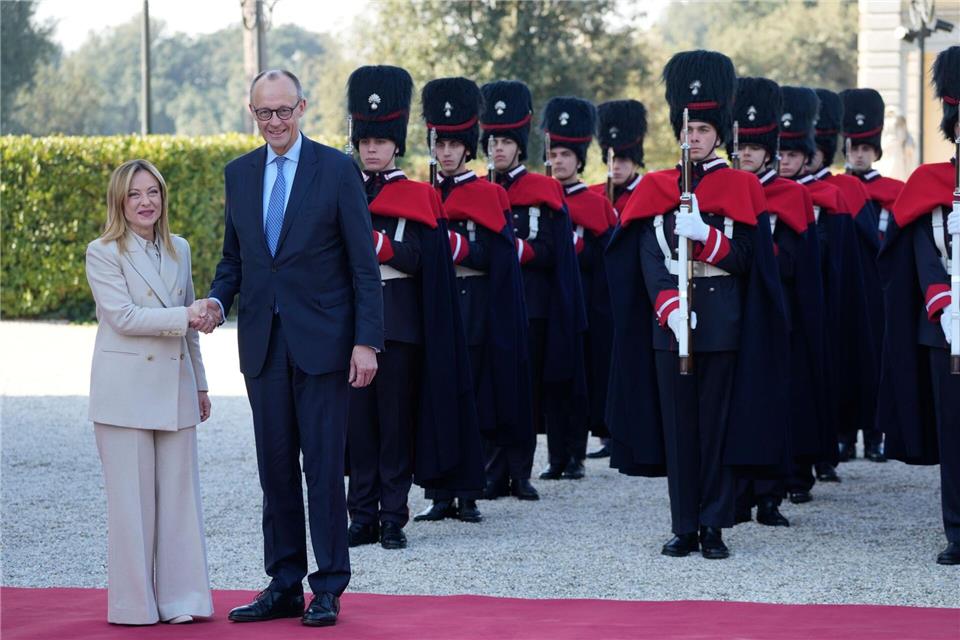 Kanzler Merz und Ministerpräsidentin Giorgia Meloni verstehen sich immer besser.Gregorio Borgia/AP/dpa