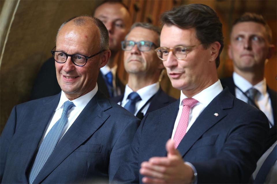 Kanzler Merz und NRW-Regierungschef Wüst nehmen gemeinsam an der Veranstaltung in Münster teil.Christoph Reichwein/dpa