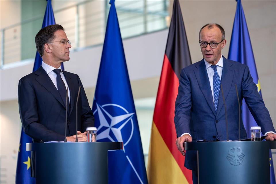 Kanzler Merz und Nato-Generalsekretär Rutte treten gemeinsam vor die Presse.Michael Kappeler/dpa