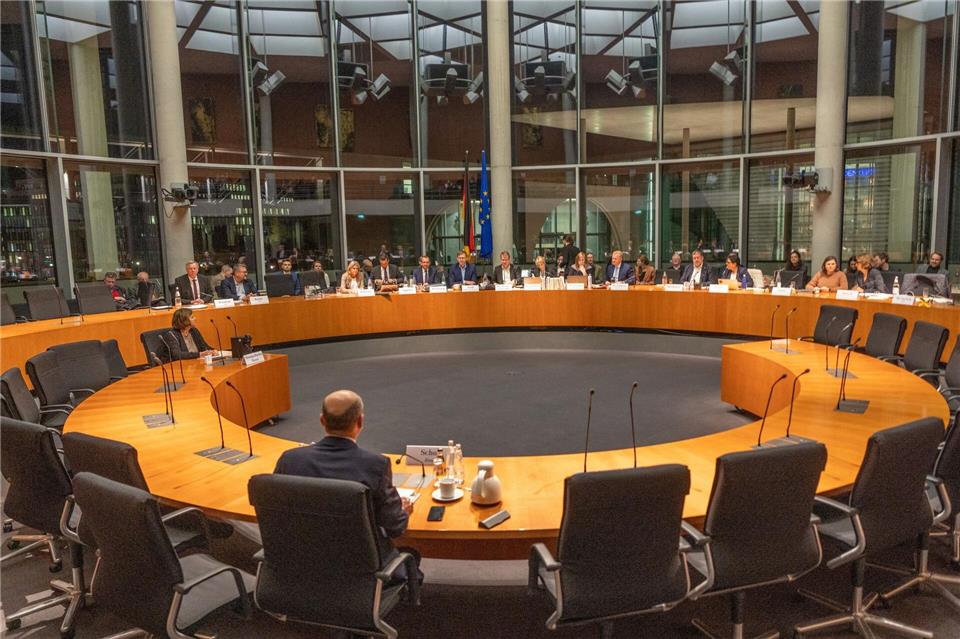 Kanzler Olaf Scholz (SPD) berichtet im Untersuchungsausschuss zur Evakuierung aus Afghanistan 2021, er und Altkanzlerin Angela Merkel (CDU), in deren Kabinett er damals Finanzminister war, hätten zur Lage in dem Land und der US-Politik dort eine ähnliche Einschätzung gehabt. Michael Kappeler/dpa