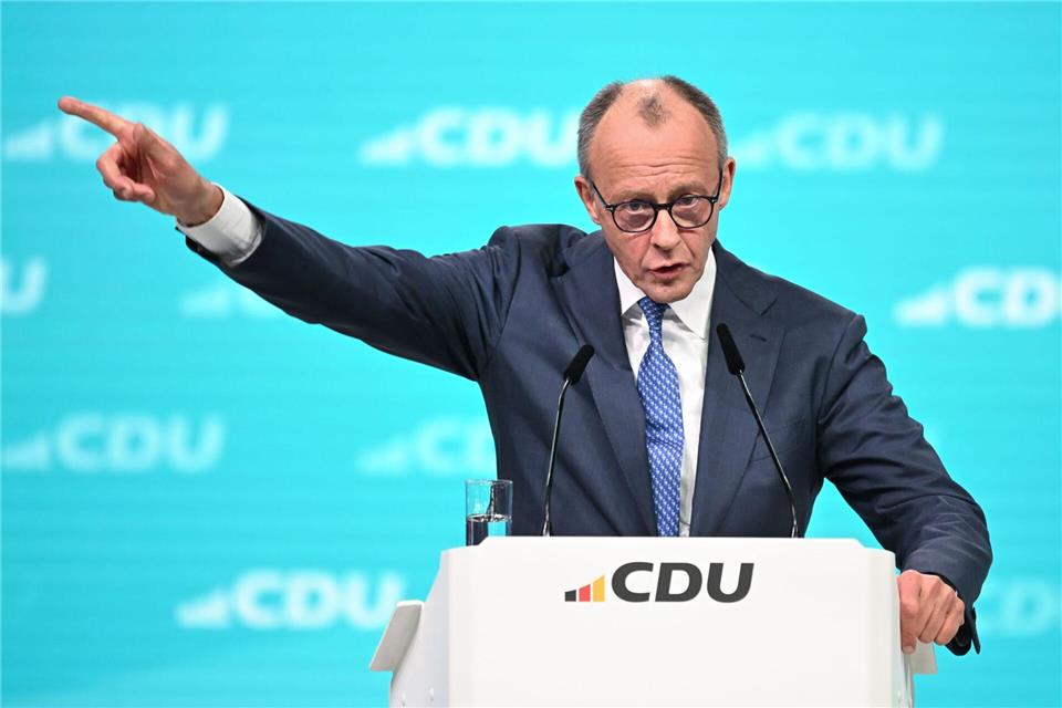 Kanzler und CDU-Chef Friedrich Merz äußert sich in seiner Parteitagsrede in Stuttgart zu Vorwürfen, er habe zu ehrgeizige Ziele gesetzt. Und präsentiert sich zugleich als Antreiber: „Deutschland muss zur Höchstform auflaufen.“Katharina Kausche/dpa