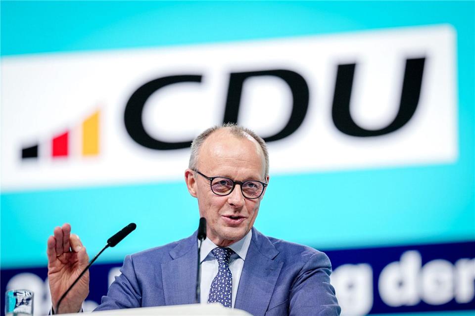 Kanzler und CDU-Chef Friedrich Merz äußert sich nach dem CDU-Parteitag in Stuttgart in einem Interview zu seinen Vorstellungen für einen Zeitplan für die geplanten Sozialreformen der Bundesregierung.Kay Nietfeld/dpa