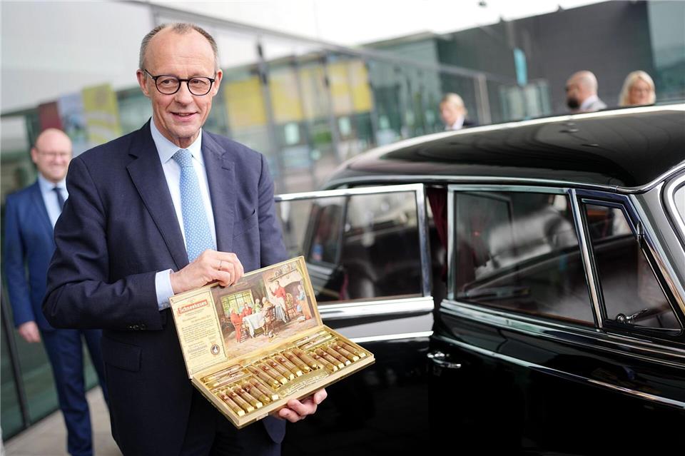 Kanzler und CDU-Chef Friedrich Merz inspiziert vor dem CDU-Parteitag in Stuttgart eine Limousine, wie sie der erste Kanzler Konrad Adenauer (CDU) zuletzt als Dienstkarosse genutzt hatte.Kay Nietfeld/dpa