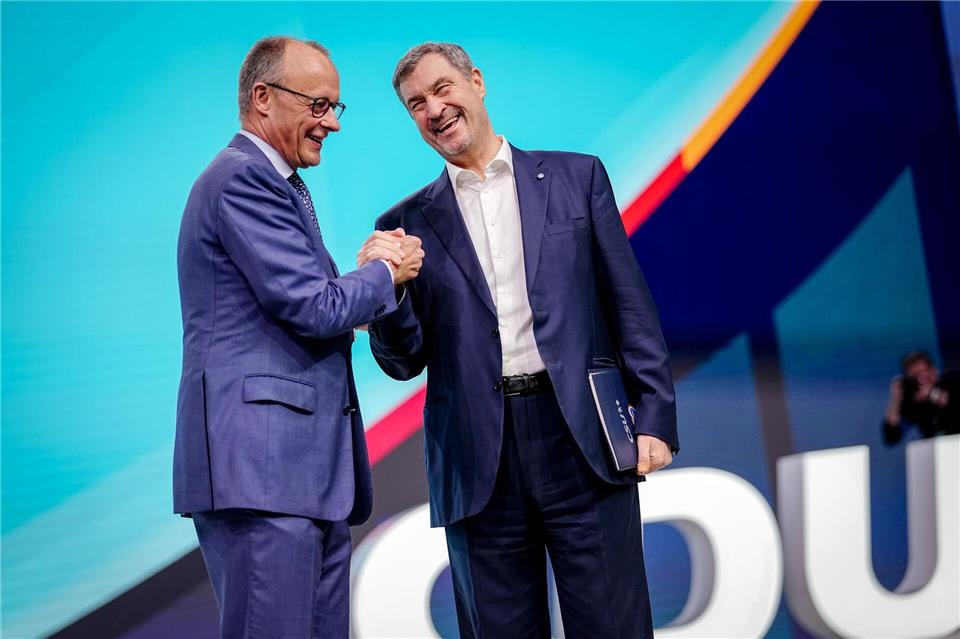 Kanzler und CDU-Chef Friedrich Merz und der bayerische Ministerpräsident und CSU-Vorsitzende Markus Söder demonstrieren auf dem CDU-Parteitag in Stuttgart Einigkeit.Kay Nietfeld/dpa