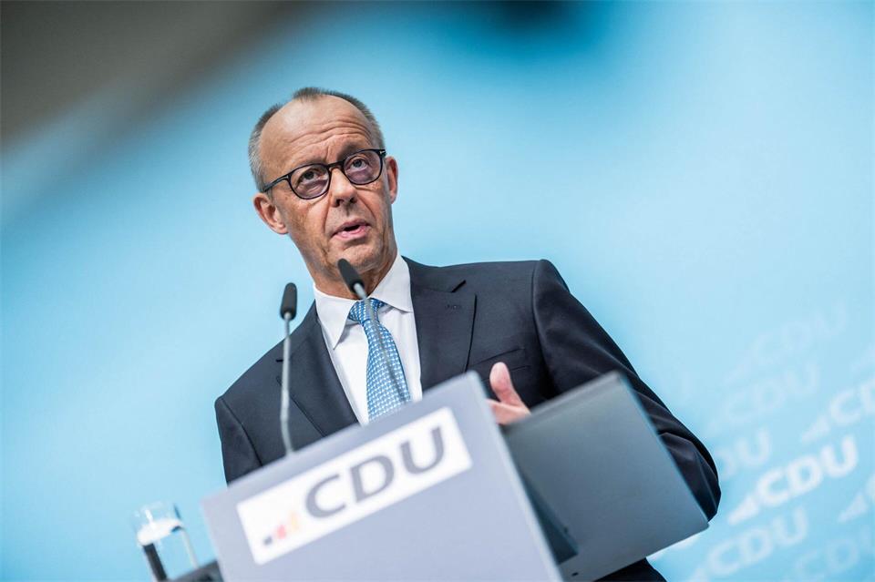 Kanzler und CDU-Chef Friedrich Merz weist in der Pressekonferenz nach Beratungen der Parteispitze in Berlin Vorwürfe der zurückgetretenen Arbeitsministerin Bärbel Bas (SPD) und aus deren Partei zurück.Michael Kappeler/dpa