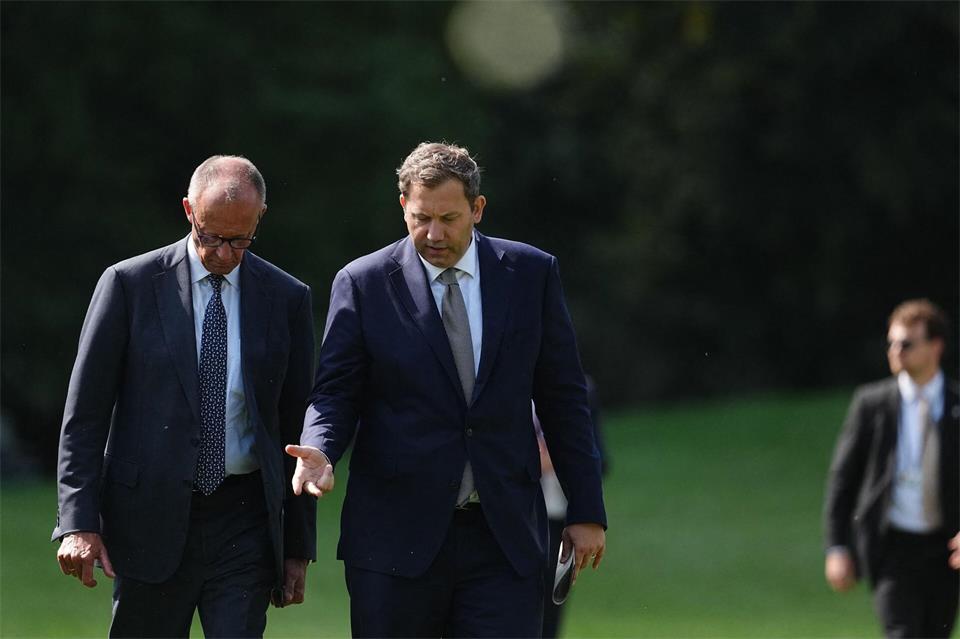 Kanzler und Vizekanzler könnten durch die Wahl in Sachsen-Anhalt in die Bredouille geraten. (Archivfoto)Kay Nietfeld/dpa