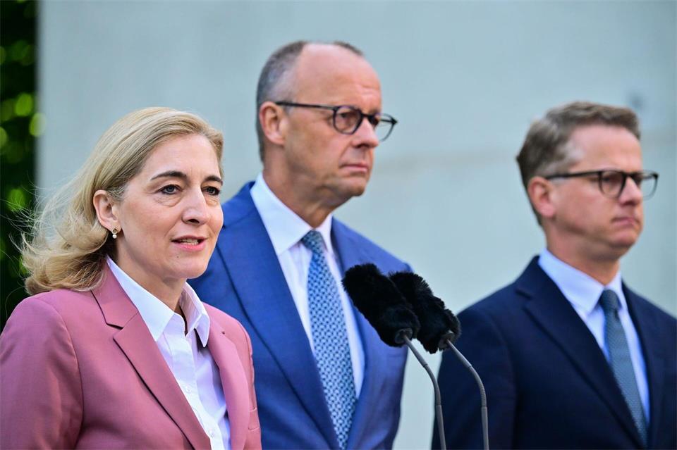Kanzleramtschefin Nina Warken (CDU), Bundeskanzler Friedrich Merz (CDU), und Gesundheitsminister Linnemann wollen Reformen anpacken. (Archivfoto)Sebastian Gollnow/dpa