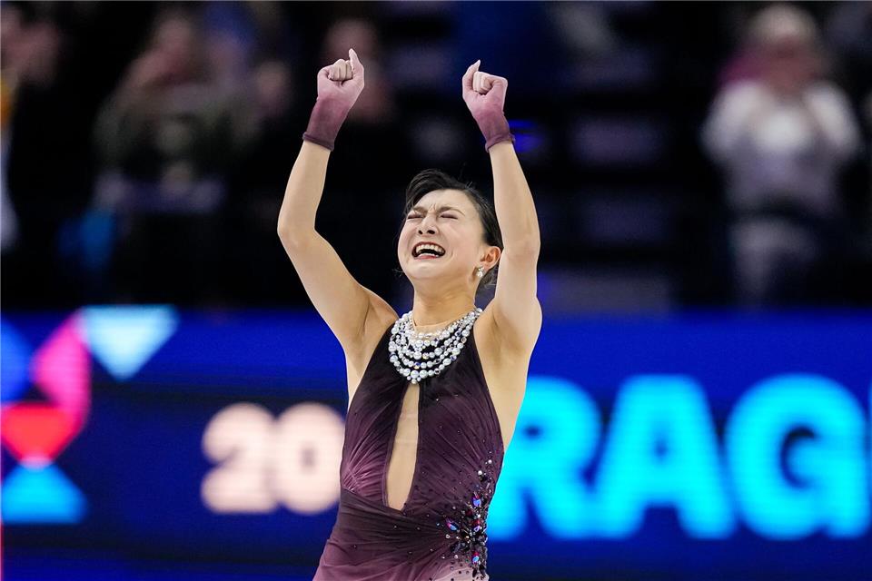 Kaori Sakamoto brach nach ihrer Gold-Kür in Tränen aus.Petr David Josek/AP/dpa