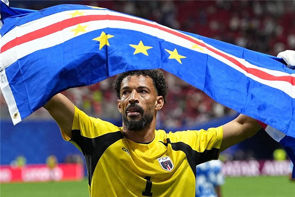 Kap Verdes Torwart-Oldie Vozinha folgen mittlerweile mehr Menschen als Manuel Neuer.Ju Huanzong/XinHua/dpa