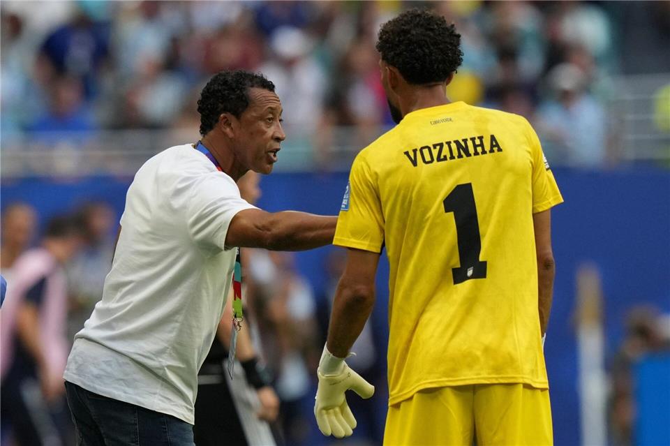 Kap Verdes Trainer Bubista und sein Torwart Vozinha.Lynne Sladky/AP/dpa
