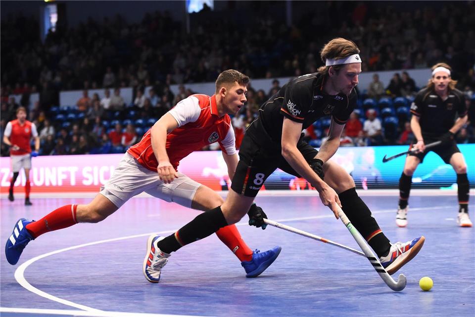 Kapitän Anton Boeckel (r.) hat mit den Hockey-Herren die Titelverteidigung bei der Heim-EM verpasst. (Archivbild)Gregor Fischer/dpa