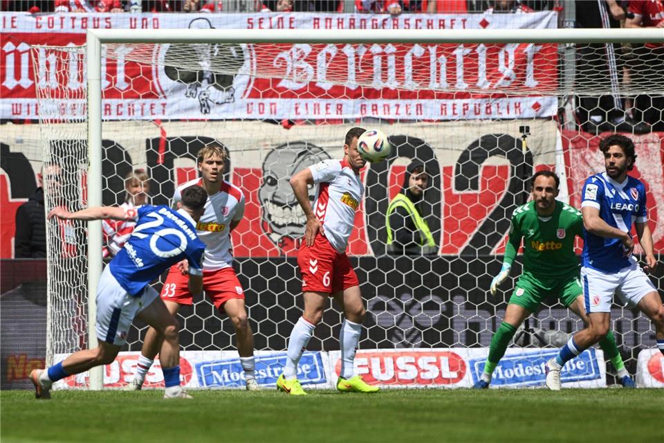 Kapitän Axel Borgmann (l) traf in seinem 100. Pflichtspiel für Energie Cottbus nur das Lattenkreuz.Jens Niering/dpa