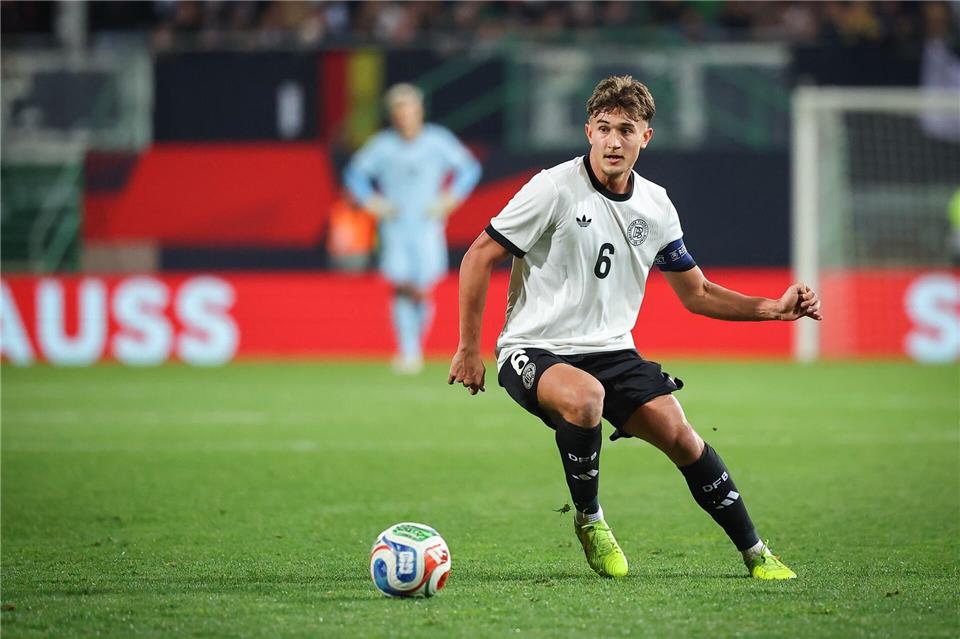 Kapitän Bischof strebt mit der U21 einen Sieg in Athen an. (Archivbild)Daniel Karmann/dpa