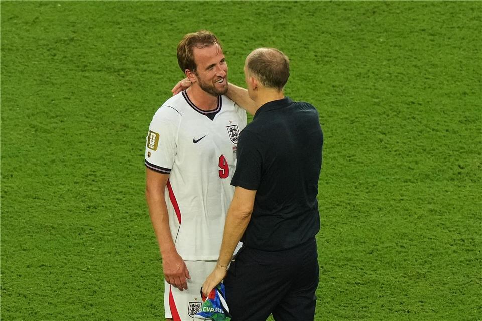 Kapitän Harry Kane (l) mit Trainer Thomas Tuchel. Marta Lavandier/AP/dpa