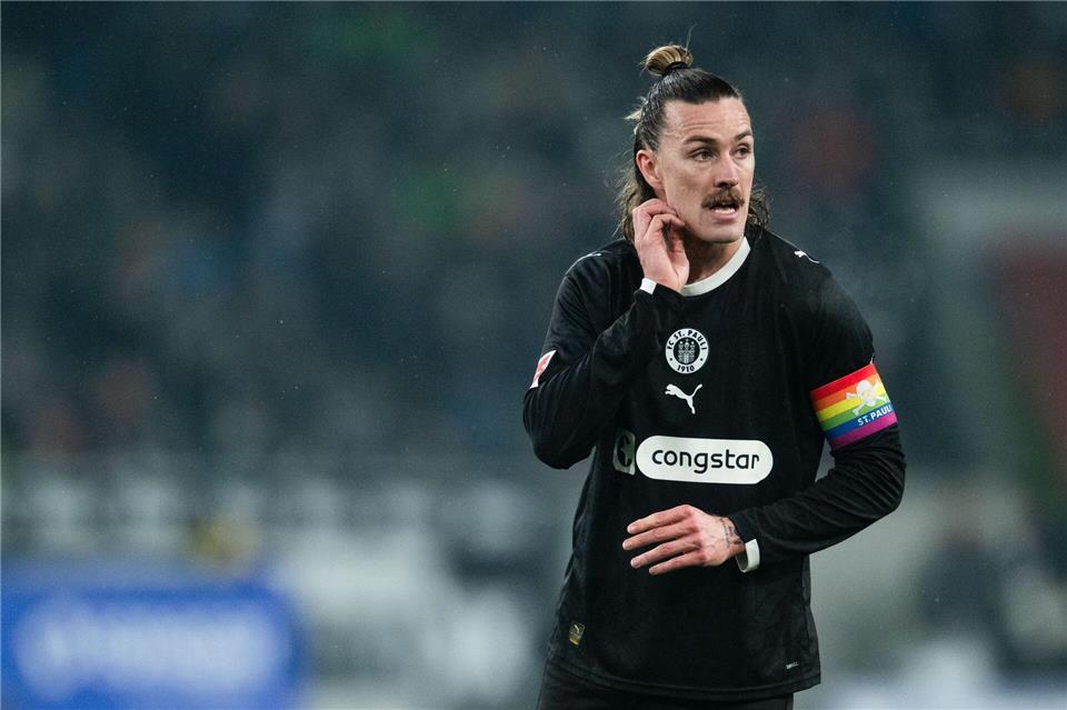 Kapitän Jackson Irvine wird dem FC St. Pauli gegen Bayern München fehlen. (Archivbild)Marius Becker/dpa