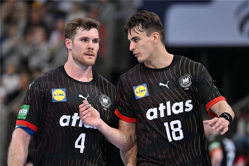 Kapitän Johannes Golla (l.) und Julian Köster sind die Anführer im DHB-Team. (Archivbild)Swen Pförtner/dpa