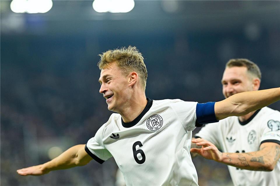 Mit Dreiklang nach Belfast: Gier, Galligkeit und gute Laune Kapitän Kimmich bejubelt ein Tor. Uwe Anspach/dpa