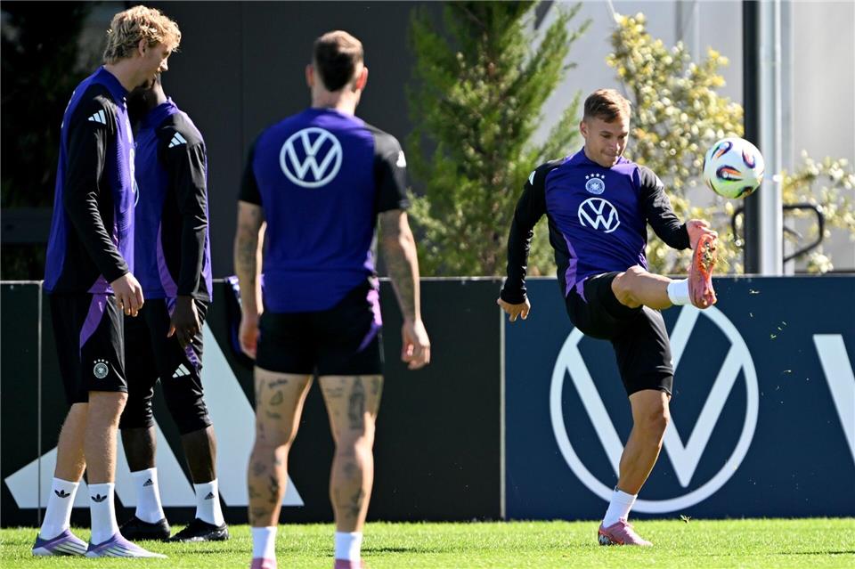 Trikot, Ticket, Titel: Nagelsmann zündet nächste WM-Stufe Kapitän Kimmich (r.) ist auf dem Weg zur WM besonders gefordert. Federico Gambarini/dpa