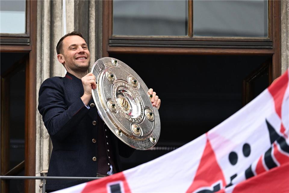 Kapitän Manuel Neuer kam als Erster mit der Schale auf den Balkon.Sven Hoppe/dpa
