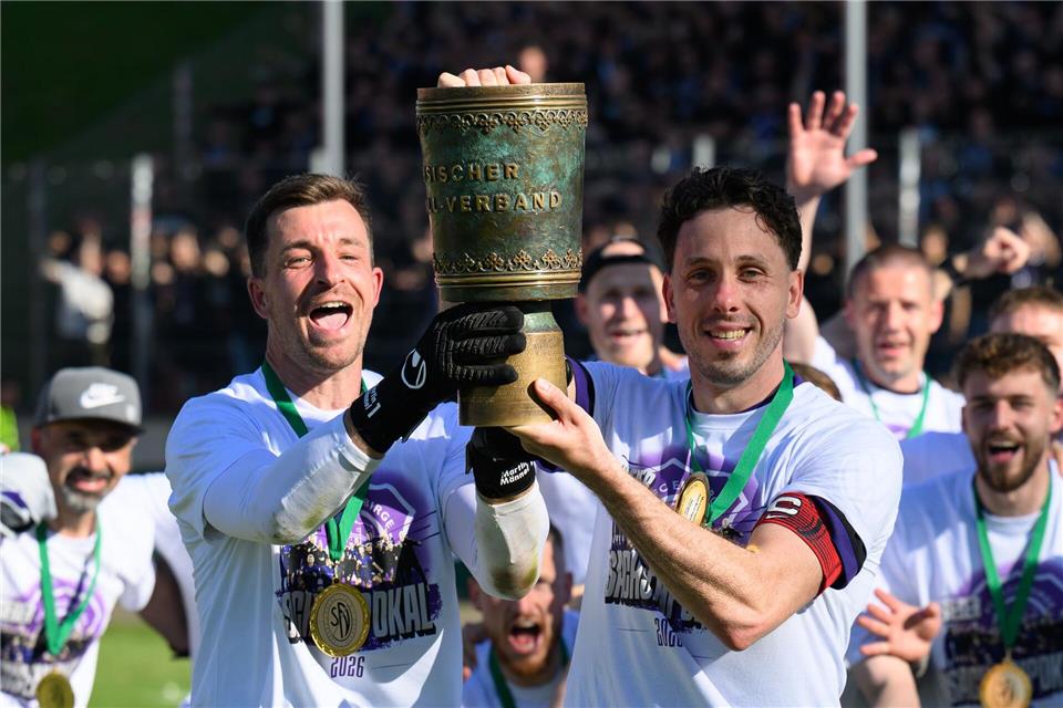 Kapitän Marcel Bär (r) geht für Aue auch in der vierten Liga auf Torejagd. (Archivbild)Hendrik Schmidt/dpa