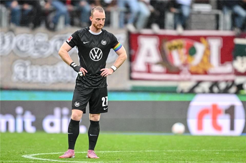 Kapitän Maximilian Arnold steht nach der nächsten Wolfsburger Niederlage frustriert auf dem Platz.Harry Langer/dpa