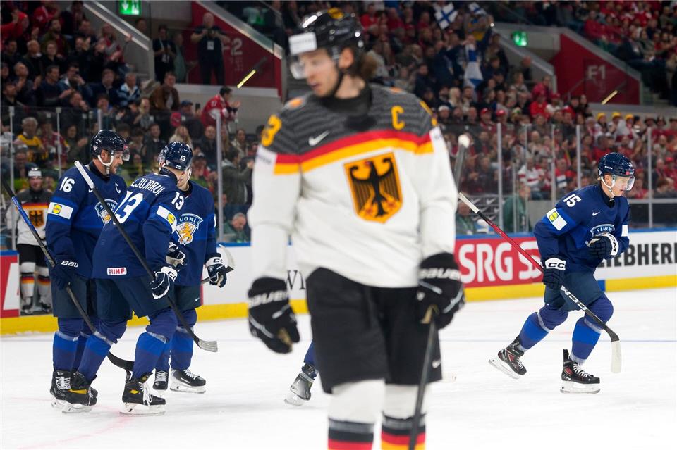 Kapitän Moritz Seider und die deutsche Mannschaft verlieren zum WM-Auftakt gegen Finnland.Claudio Thoma/KEYSTONE/dpa