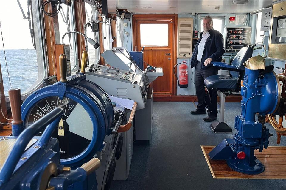 Kapitän Odd Nordahl-Hansen ist Herr über die Brücke und Original-Instrumente.Heidi Scharvogel/dpa-tmn