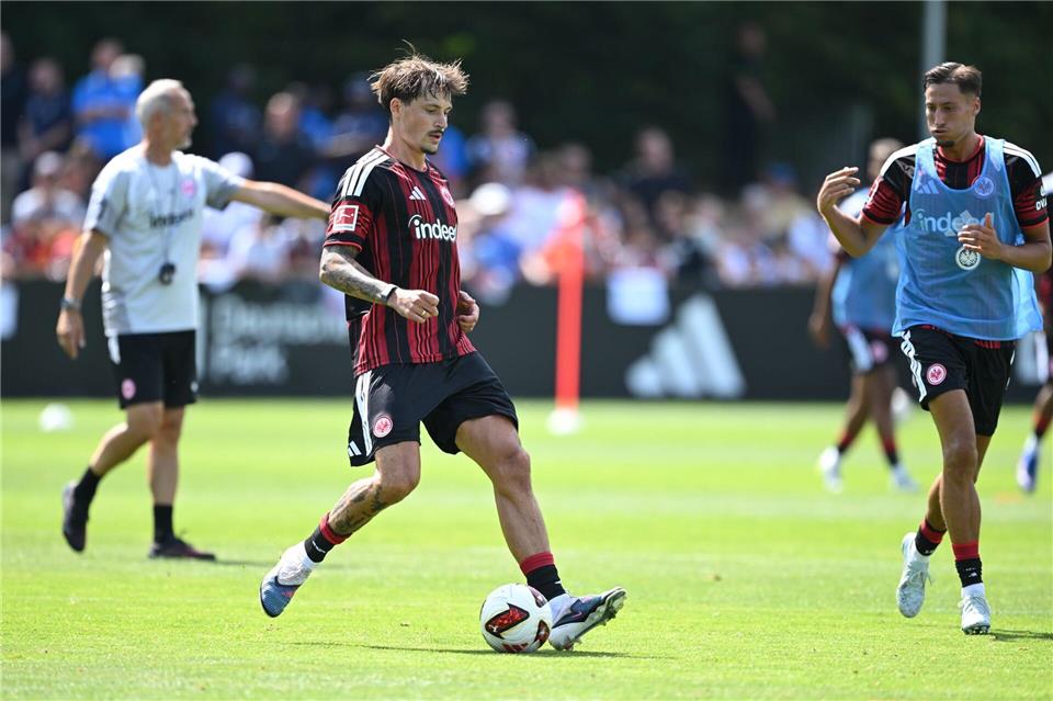 Kapitän Robin Koch musste in Brentford vorzeitig vom Platz. (Archivbild)Florian Wiegand/dpa