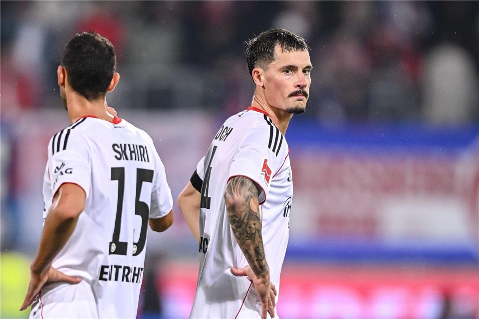 Kapitän Robin Koch (r) wähnt Eintracht Frankfurt im Stimmungstief. (Archivbild)Harry Langer/dpa