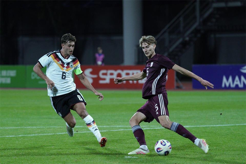 Kapitän Tom Bischof (l) freut sich nun auf die A-Nationalmannschaft.Oksana Dzadan/dpa/