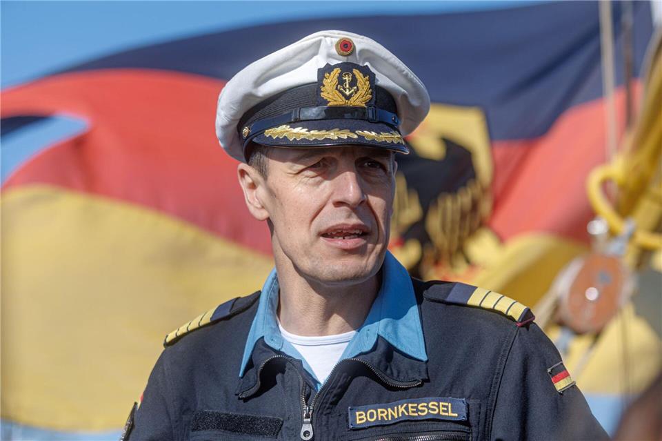 Kapitän zur See Elmar Bornkessel spricht von einem sportlichen Programm.Markus Scholz/dpa