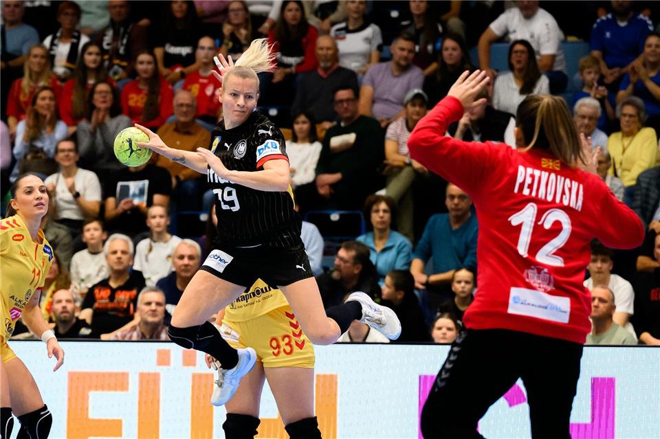 Kapitänin Antje Döll begrüßt die Auslobung einer Rekord-Prämie durch den DHB.Marco Wolf/dpa