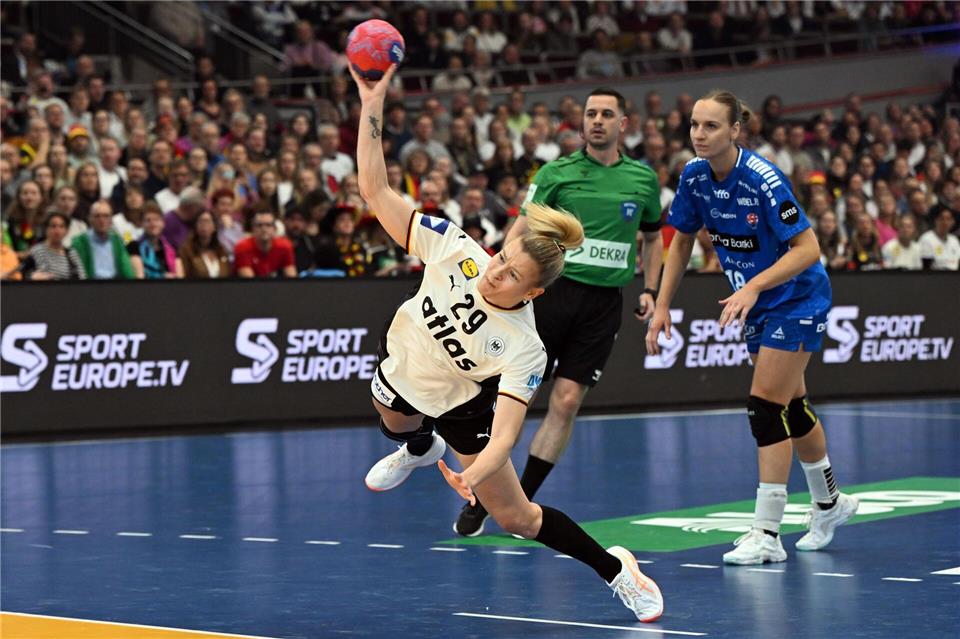 Kapitänin Antje Döll geht in jedem Spiel voran. Federico Gambarini/dpa