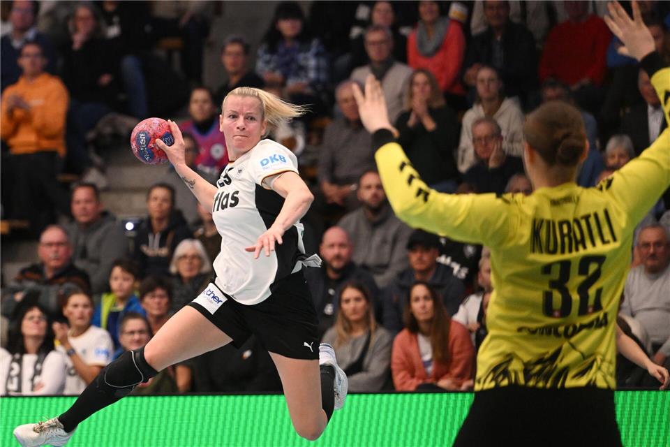 Kapitänin Antje Döll sieht die WM als große Chance für den Frauen-Handball.Marijan Murat/dpa