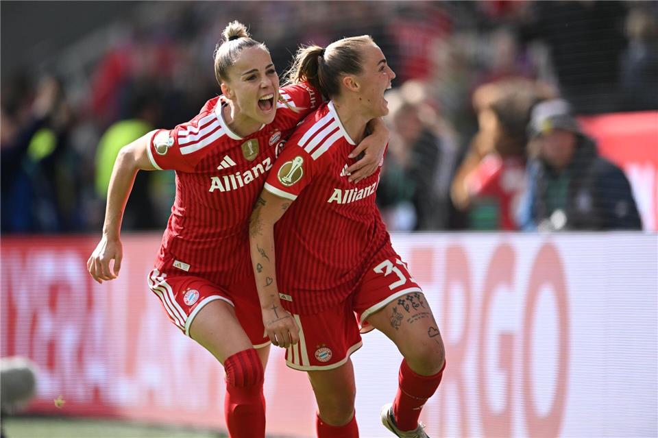 Kapitänin Giulia Gwinn (l) und Elfer-Torschützin Georgia Stanway sind nur zwei von etlichen Bayern-Stars.Fabian Strauch/dpa