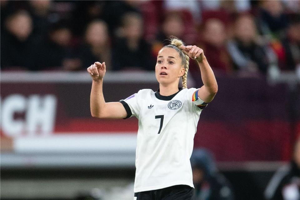 Kapitänin Giulia Gwinn möchte sich mit der deutschen Auswahl für die WM 2027 in Brasilien qualifizieren. (Archivbild)Marius Becker/dpa