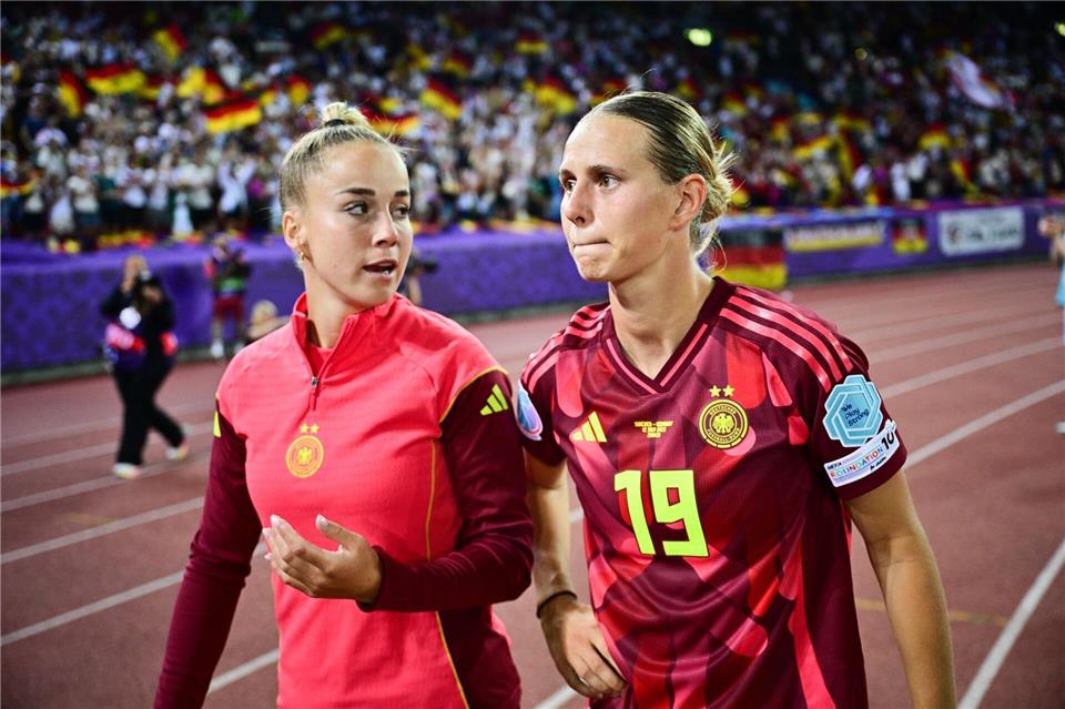 Kapitänin Giulia Gwinn und Klara Bühl: Die WM 2027 schon im Blick. (Archivbild) Sebastian Christoph Gollnow/dpa