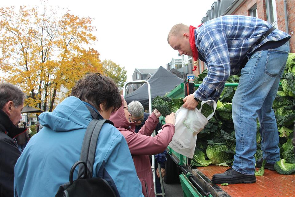Kappesverkauf, direkt vom Anhänger herunter: eine typische Szene auf dem traditionellen Kappesmarkt.