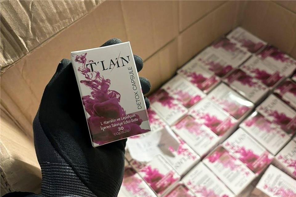 Kapseln mit gefährlichen Inhaltsstoffen hat der Zoll in Hamburg und Niedersachsen gefunden und sichergestellt.-/Zoll Hamburg/dpa