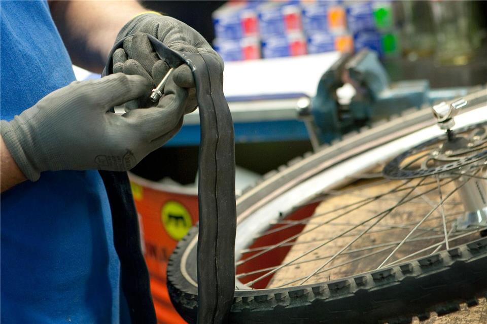 Kaputte Fahrradschläuche gehören in den Restmüll. Viele Händler nehmen alte Schläuche für das Recycling entgegen.Kai Remmers/dpa-tmn