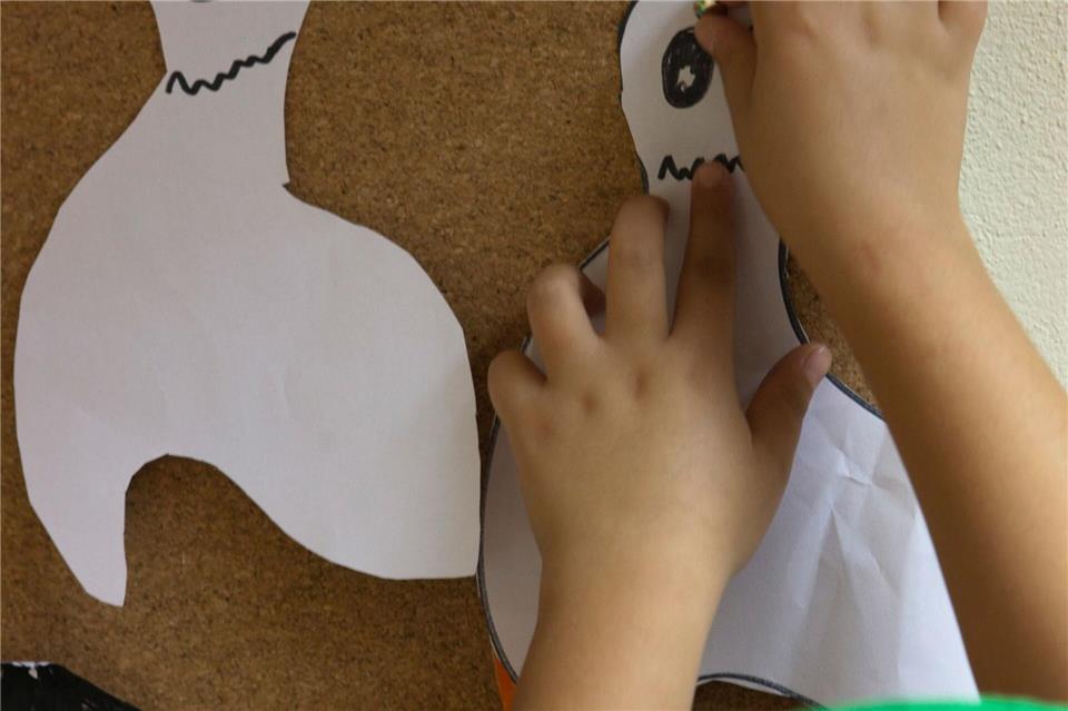 Kaputte Papierdekorationen werden im Altpapier entsorgt.Silvia Marks/dpa-tmn