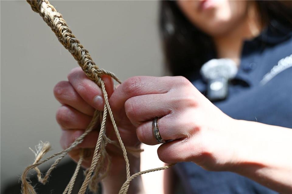 Karbatschen-Herstellung ist Handarbeit: Sophie Muffler flechtet in den letzten Metern einer Karbatsche synthetisches Material mit Polyester, um das Seil abriebfest zu machenKatharina Kausche/dpa