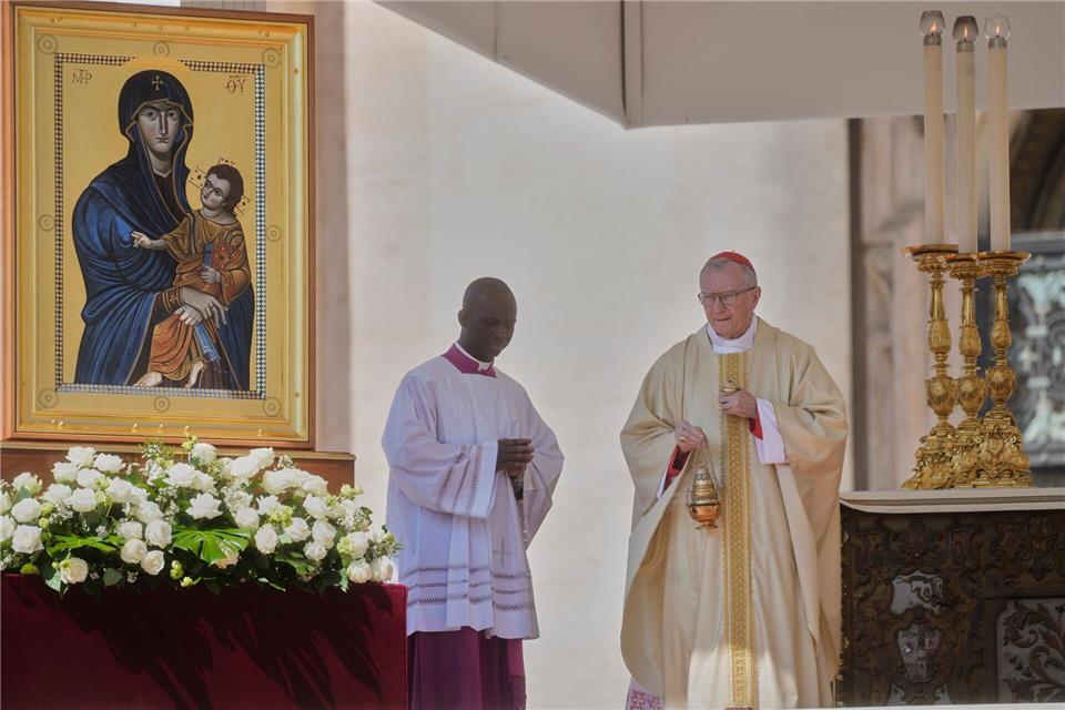 Kardinal Pietro Parolin (rechts) zelebriert die erste Sonntagsmesse auf dem Petersplatz nach dem Tod von Papst Franziskus.Gregorio Borgia/AP/dpa