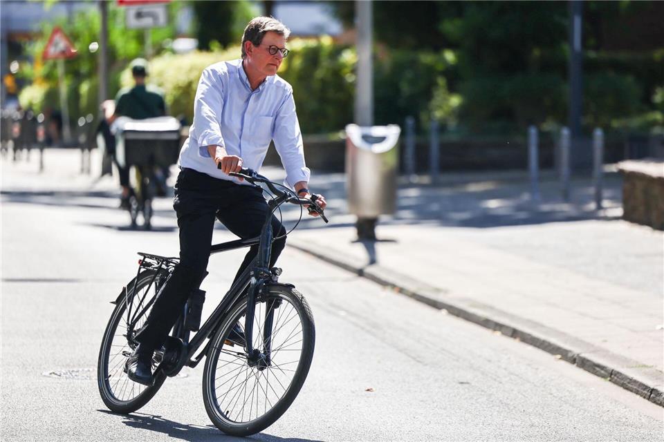 Kardinal Woelki ist in Köln viel mit dem Fahrrad unterwegs.Oliver Berg/dpa