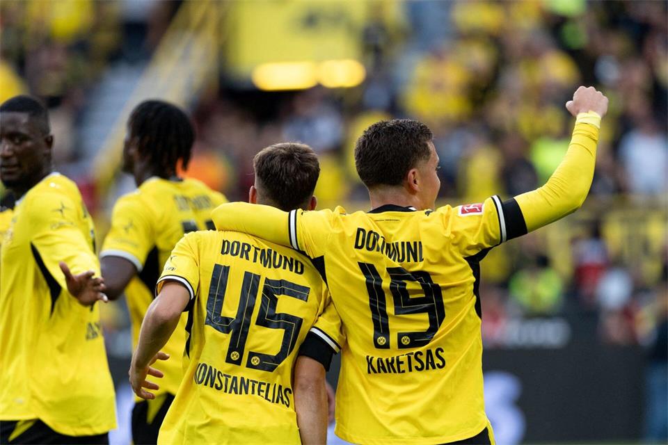 Karetsas (r) lässt den BVB von einer starken Saison träumen. (Archivbild)Fabian Strauch/dpa