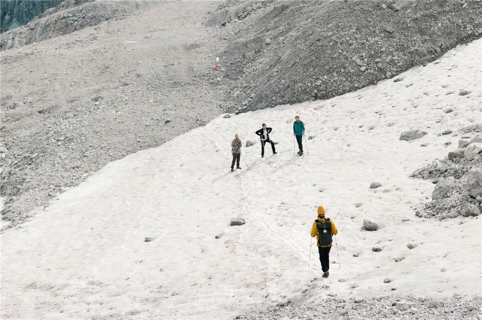 Karg und einsam: Die Wanderer sind beim Aufstieg Richtung der Bergstation Valluga I unter sich.Arlberg Marketing GmbH/dpa-tmn