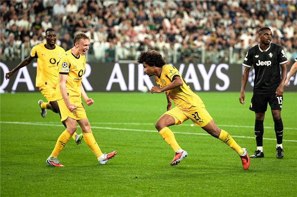Karim Adeyemi (M) jubelt nach seinem Treffer zum 1:0 für Borussia Dortmund.Marco Alpozzi/LaPresse via ZUMA Press/dpa